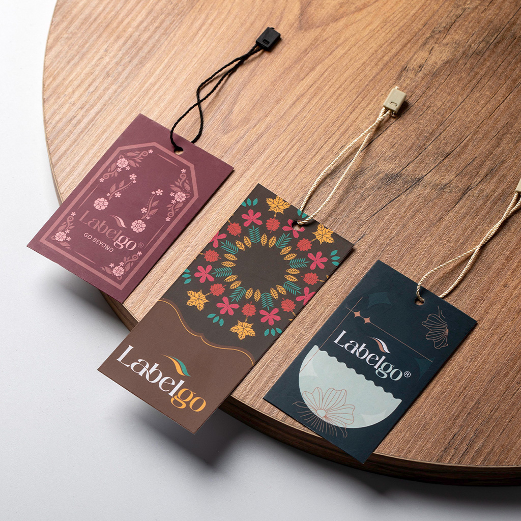 Cartellini pendenti vintage in cartone kraft marrone con grafiche eleganti stampate.