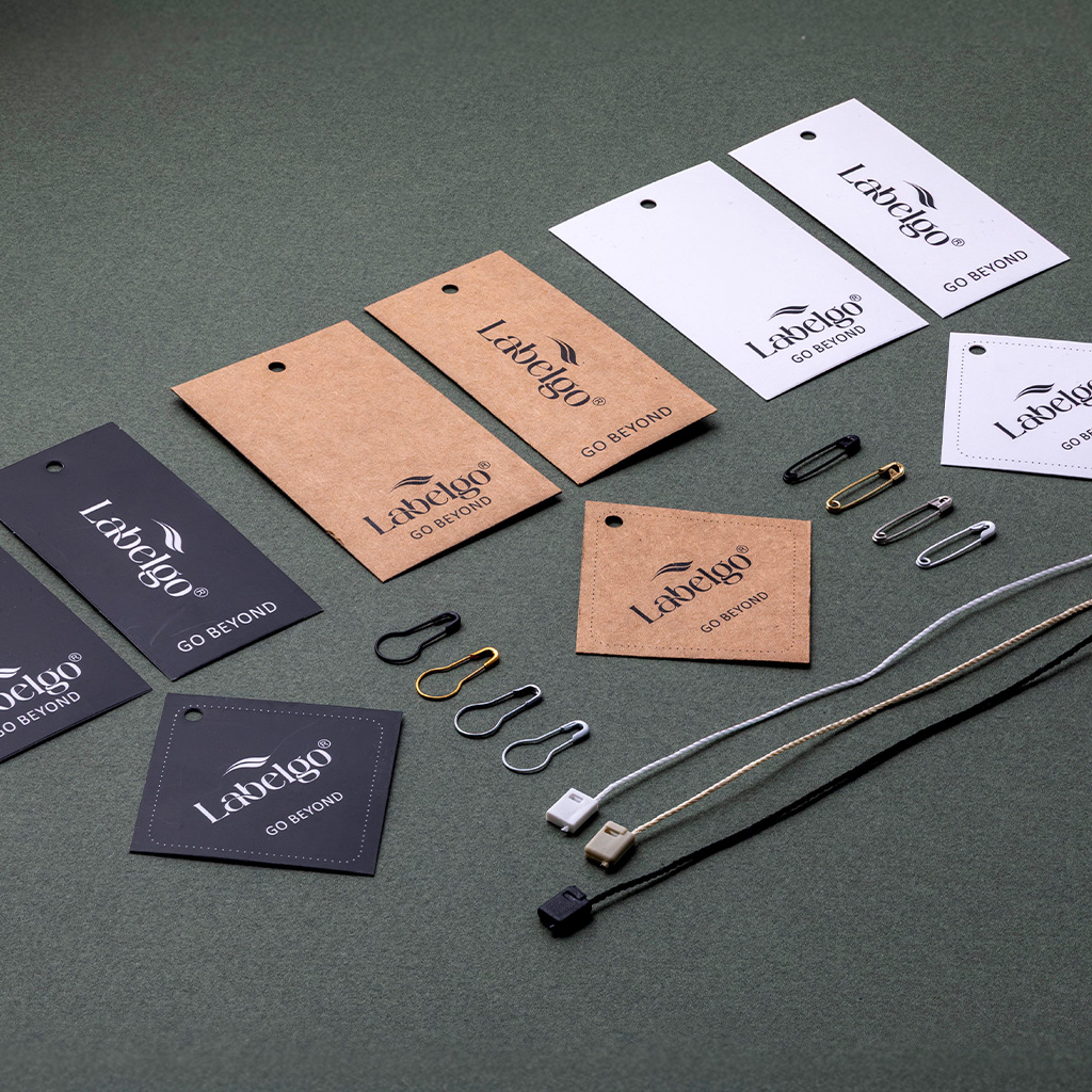 Set completo di cartellini pendenti in vari colori e formati per campionario retail.