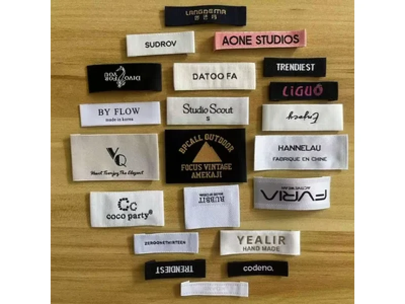 etichette tessili personalizzate mostrato come esempio di produzione di etichette tessili con esempio di etichetta tessile tessuta