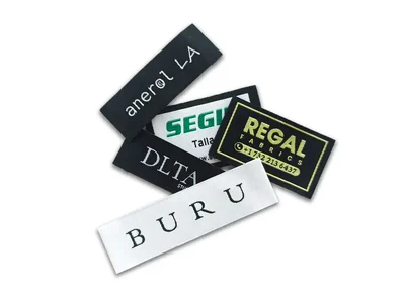 Prato Centro Storico Etichette Abbigliamento 3 Prato Centro Storico Etichette abbigliamento mostrato come esempio di produzione di etichette tessili con cartellino, etichetta taglia e toppa tessile