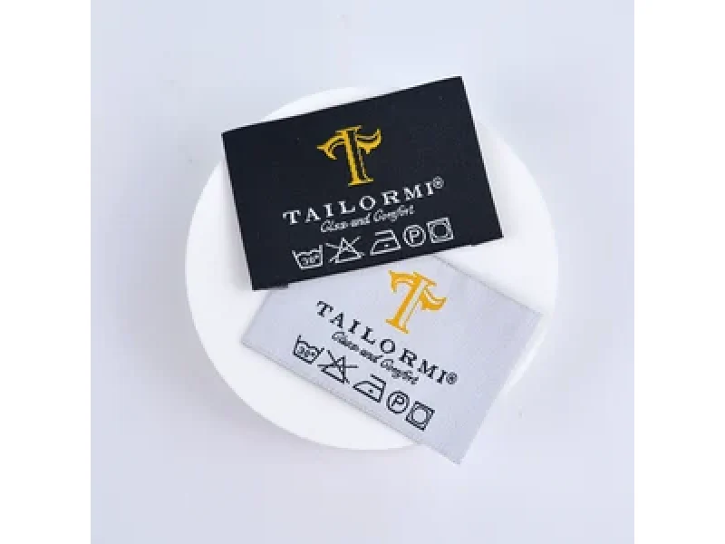 Prato Macrolotto Etichette in tessuto mostrato come esempio di produzione di etichette tessili con cartellino, etichetta taglia e toppa tessile