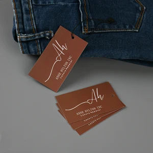 Etichette Per Capi Di Abbigliamento: Guida Completa alla Scelta 3 Etichette Per Capi Di Abbigliamento mostrato come esempio di produzione di etichette tessili con cartellino, etichetta taglia e toppa tessile