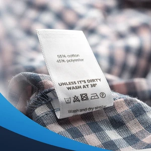 Etichette Per Piccole Aziende Di Moda: Guida alla Produzione 2 Etichette Per Piccole Aziende Di Moda mostrato come esempio di produzione di etichette tessili con etichetta in tessuto stampata ed etichetta di cura