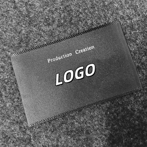 etichette personalizzate con logo mostrato come esempio di produzione di etichette tessili con cartellino, etichetta taglia e toppa tessile