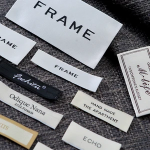 Etichette Per Marchi Di Moda Personalizzate: Alta Densità e Stile 3 Etichette Per Marchi Di Moda Personalizzate mostrato come esempio di produzione di etichette tessili con cartellino, etichetta taglia e toppa tessile