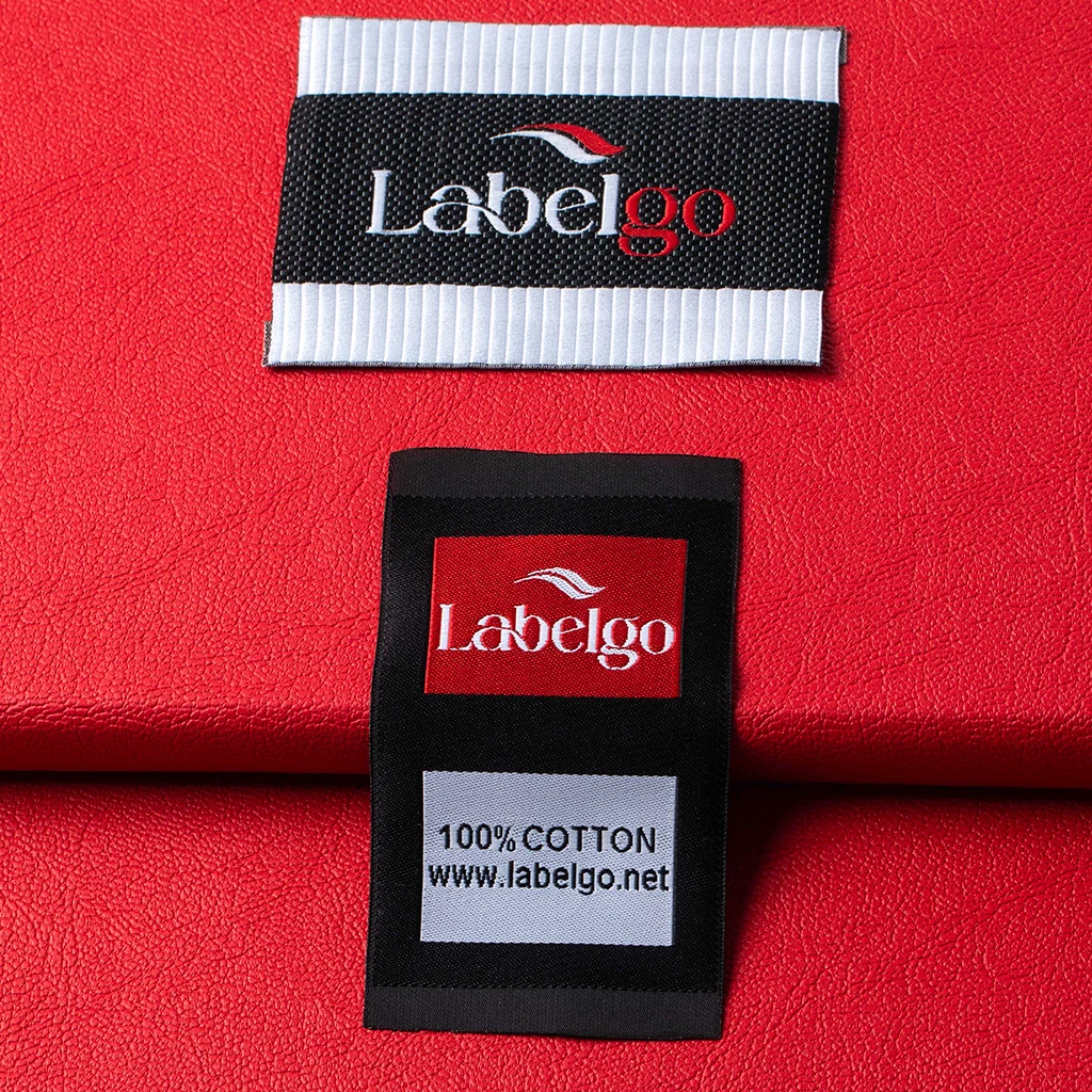 Primo Piano Etichetta Tessuta – Logo LabelGo – realizzato da LabelGo